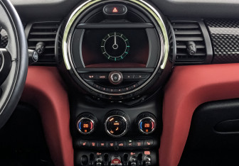 Подержанный автомобиль MINI Hatch 2020 года (17 фото)