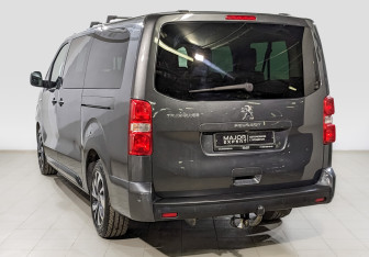 Подержанный автомобиль Peugeot Traveller 2020 года (7 фото)