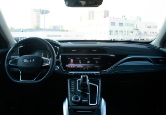 Подержанный автомобиль Geely Atlas Pro 2022 года (13 фото)