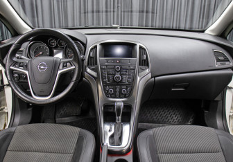 Подержанный автомобиль Opel Astra Hatchback 2011 года (14 фото)