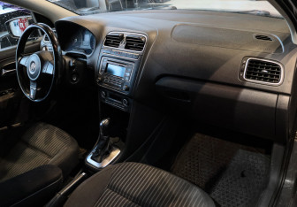 Подержанный автомобиль Volkswagen Polo Sedan 2013 года (7 фото)
