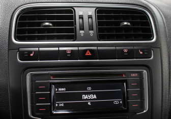 Подержанный автомобиль Volkswagen Polo Sedan 2013 года (19 фото)