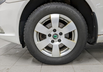 Подержанный автомобиль Skoda Octavia Liftback 2013 года (16 фото)