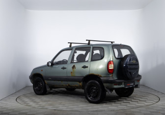 Подержанный автомобиль Chevrolet Niva 2007 года (7 фото)