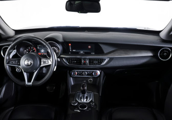 Подержанный автомобиль Alfa Romeo Stelvio 2017 года (11 фото)