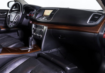 Подержанный автомобиль Nissan Teana 2010 года (10 фото)