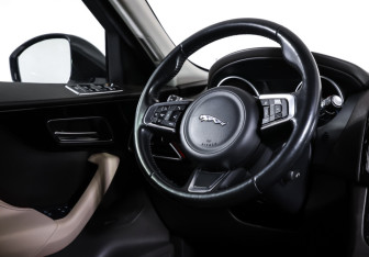 Подержанный автомобиль Jaguar F-Pace 2017 года (13 фото)