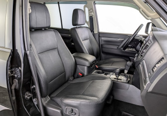 Подержанный автомобиль Mitsubishi Pajero 2014 года (24 фото)