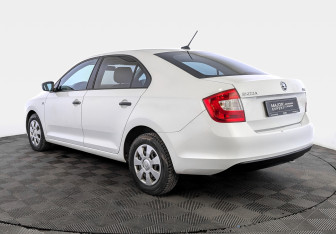 Подержанный автомобиль Skoda Rapid Liftback 2017 года (7 фото)