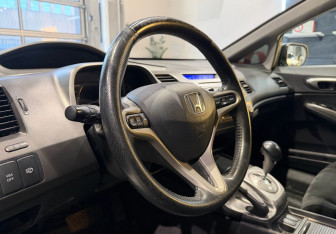 Подержанный автомобиль Honda Civic Sedan 2011 года (13 фото)