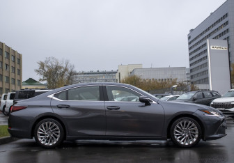 Подержанный автомобиль Lexus ES 2021 года (4 фото)