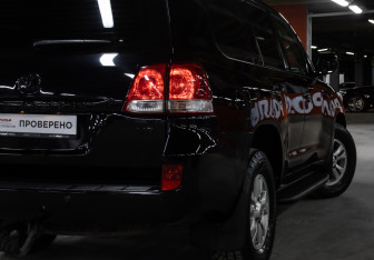 Подержанный автомобиль Toyota Land Cruiser Suv 2008 года (23 фото)