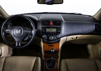 Подержанный автомобиль Honda Accord Sedan 2006 года (13 фото)