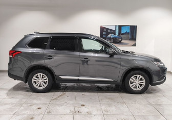 Подержанный автомобиль Mitsubishi Outlander 2022 года (4 фото)