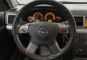 Подержанный автомобиль Opel Vectra Sedan 2004 года (12 фото)