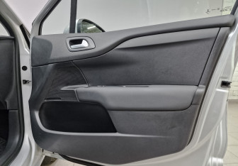 Подержанный автомобиль Citroen C4 Hatchback 2014 года (23 фото)