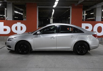 Подержанный автомобиль Chevrolet Cruze Sedan 2011 года (8 фото)