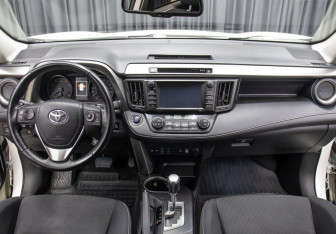 Подержанный автомобиль Toyota RAV4 2018 года (14 фото)