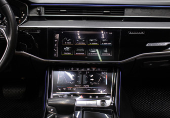 Подержанный автомобиль Audi A8 2018 года (15 фото)