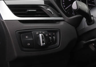 Подержанный автомобиль BMW X1 2020 года (18 фото)