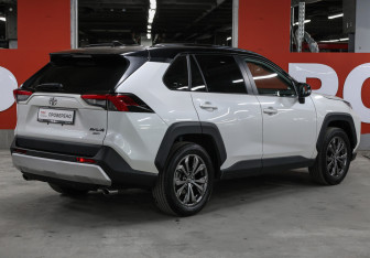 Подержанный автомобиль Toyota RAV4 2024 года (5 фото)