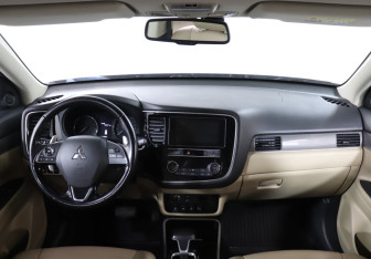 Подержанный автомобиль Mitsubishi Outlander 2019 года (12 фото)