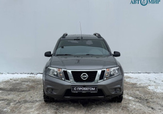 Подержанный автомобиль Nissan Terrano 2014 года (2 фото)