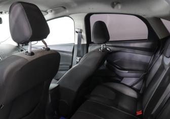 Подержанный автомобиль Ford Focus Sedan 2011 года (8 фото)