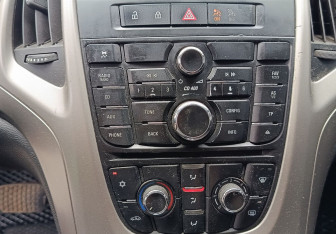 Подержанный автомобиль Opel Astra Wagon 2011 года (15 фото)