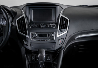 Подержанный автомобиль DongFeng AX7 2018 года (13 фото)