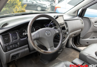 Подержанный автомобиль Mazda MPV 2004 года (15 фото)