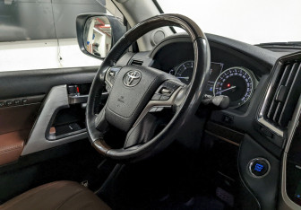 Подержанный автомобиль Toyota Land Cruiser Suv 2016 года (25 фото)