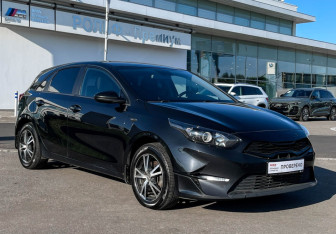 Подержанный автомобиль Kia Ceed Hatchback 2022 года (3 фото)