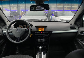 Подержанный автомобиль Opel Astra Sedan 2012 года (10 фото)