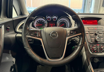 Подержанный автомобиль Opel Astra Hatchback 2013 года (17 фото)