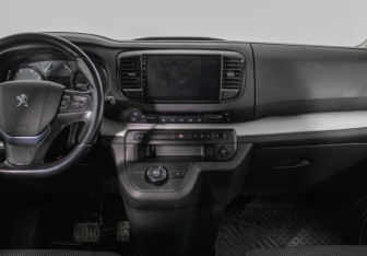 Подержанный автомобиль Peugeot Traveller 2018 года (13 фото)