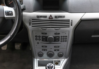 Подержанный автомобиль Opel Astra Hatchback 2011 года (15 фото)