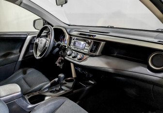 Подержанный автомобиль Toyota RAV4 2014 года (11 фото)