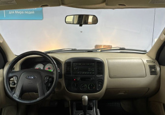 Подержанный автомобиль Ford Escape 2005 года (10 фото)