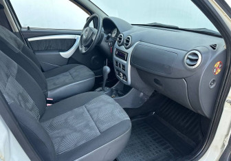 Подержанный автомобиль Renault Sandero 2012 года (13 фото)