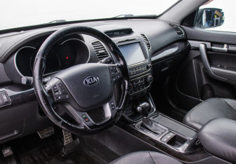 Подержанный автомобиль Kia Sorento 2013 года (9 фото)