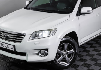 Подержанный автомобиль Toyota RAV4 2011 года (23 фото)