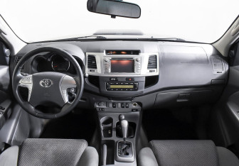 Подержанный автомобиль Toyota Hilux 2012 года (10 фото)