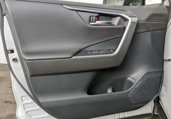 Подержанный автомобиль Toyota RAV4 2021 года (18 фото)