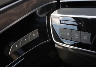 Подержанный автомобиль Audi A8 2019 года (20 фото)