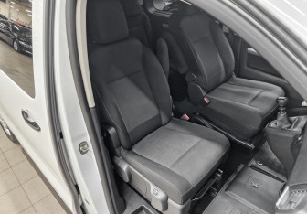 Подержанный автомобиль Peugeot Traveller 2022 года (23 фото)