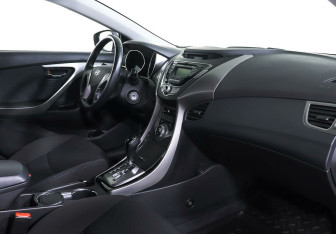 Подержанный автомобиль Hyundai Elantra Sedan 2012 года (9 фото)