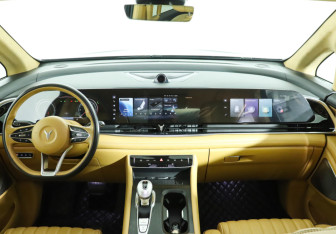 Подержанный автомобиль Voyah Dream 2024 года (12 фото)