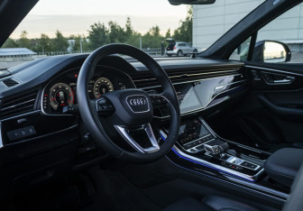 Подержанный автомобиль Audi Q7 2021 года (9 фото)