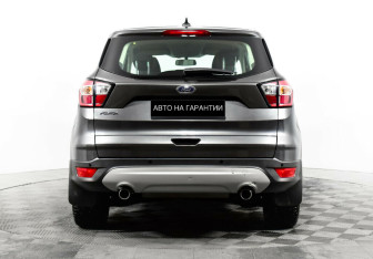 Подержанный автомобиль Ford Kuga 2017 года (6 фото)